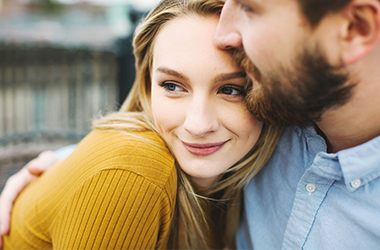 Photographie d'une homme prenant dans ses bras une femme