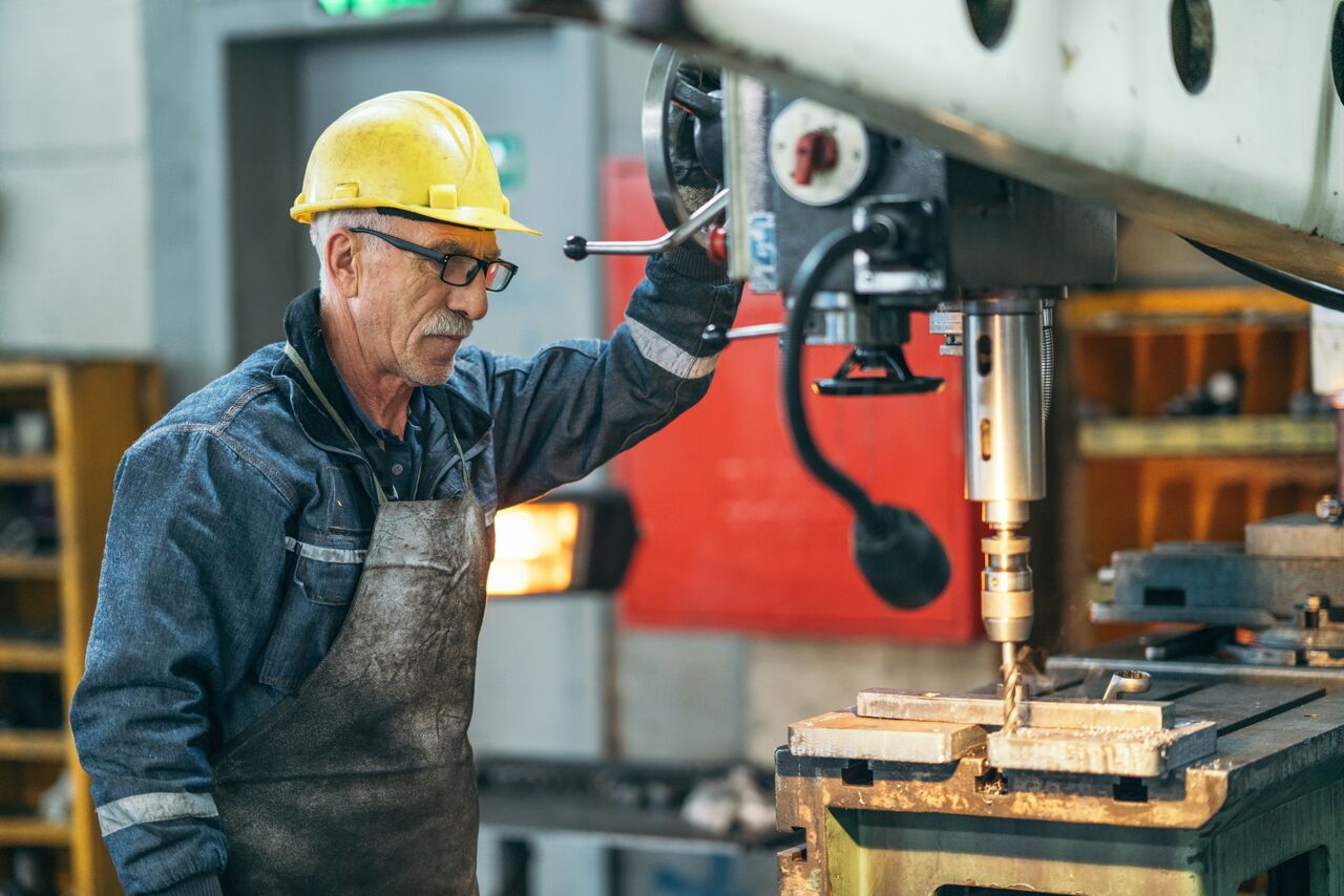1280 Web Ouvrier travaillant avec un foret dans un atelier